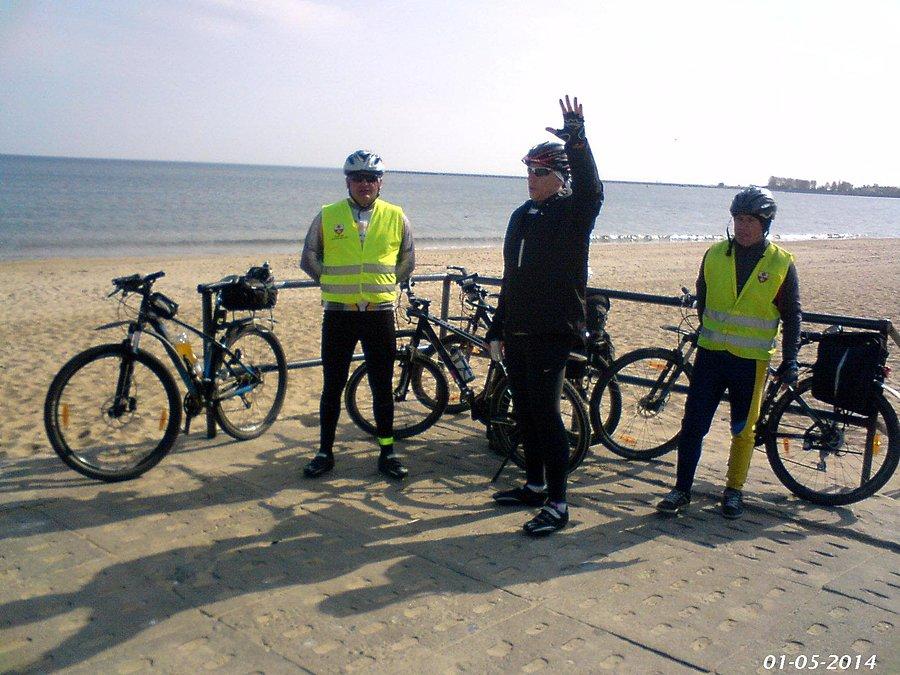 01-05-2014. Rowerzyści Artur, Robert i Zbyszek na plaży w Brzeźnie, krótki postój na odpoczynek, w drodze do Sopotu