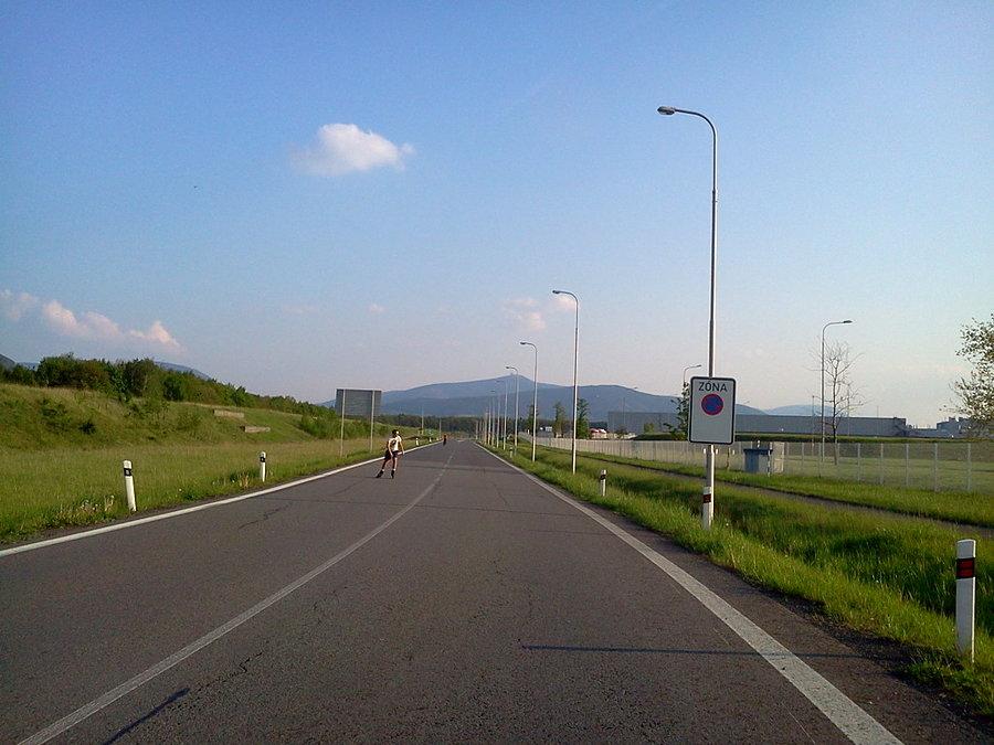 Na horyzoncie Łysa Góra a po prawej fabryka Hyundaya