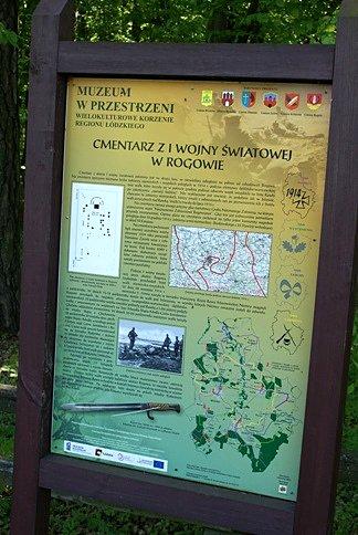Tablica informacyjna przed cmentarzem