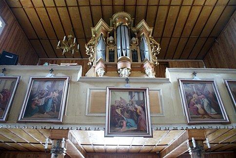 Chór muzyczny wsparty na trzech kolumnach