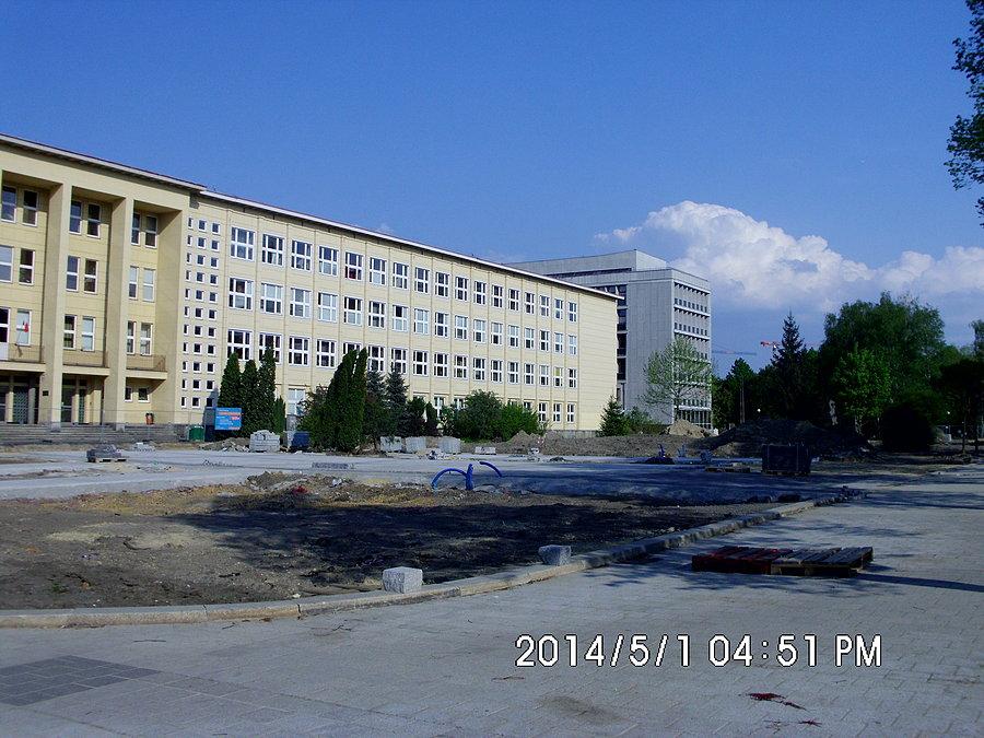 Na pierwszym planie Wydział Budownictwa a po prawej stronie Architektura - dawny Rektorat