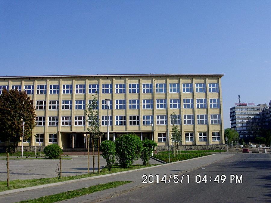 Wydział Budownictwa a po prawej stronie w głębi - Wydział Automatyki, Elektroniki i Informatyki