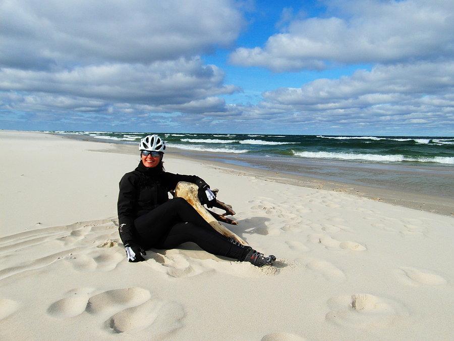 Plaża na Helu- piękny biały piasek i niebiesko-turkusowe morze