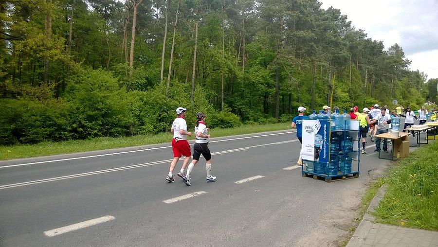 Wings for Life World Run w Kobylnicy, woda, jedzenie dla biegaczy