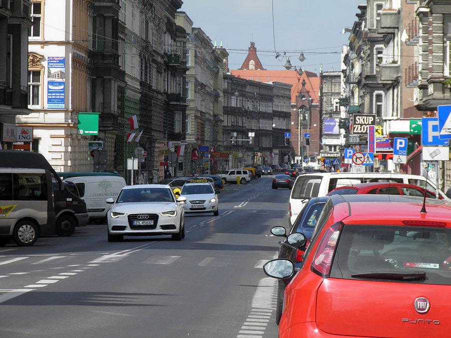 Zatłoczona ulica Jagielońska w Szczecinie
