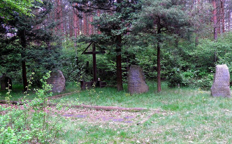 Groby rodu Ramin - głęboko w puszczy Wkrzańskiej