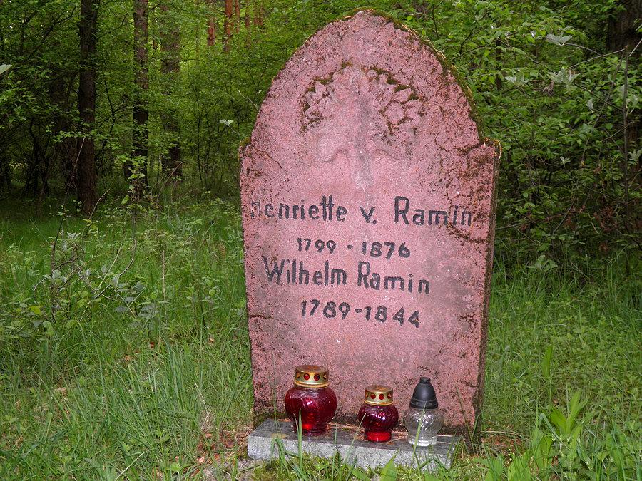 Najstarszy nagrobek na mini cmentarzu rodu Ramin