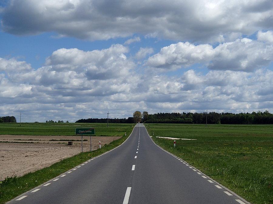 Droga prosto przez pola