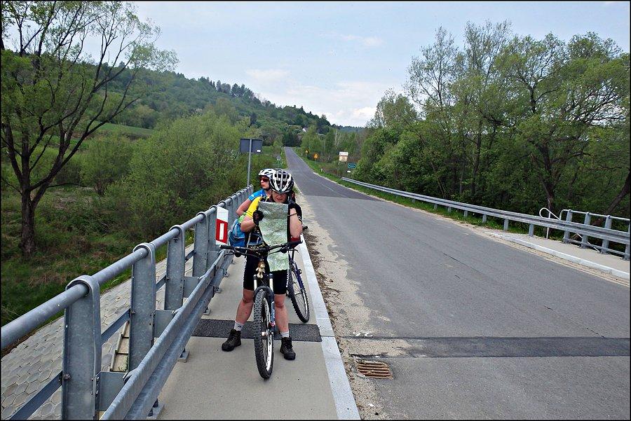 Justynka sprawdza trasę na mapie
