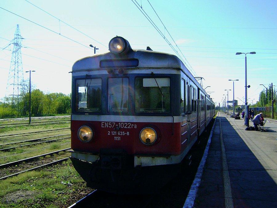 EN57-1022 jako zaszynobus relacji Tomaszów Maz Łodź Kaliska stoi w peronach stacji Tomaszów Maz