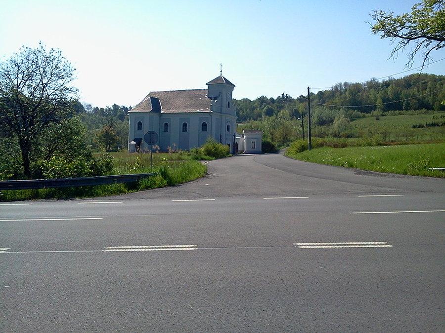 Krzywy kościół za Karwiną