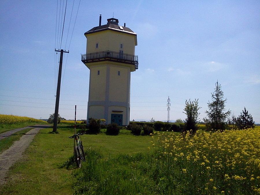Wieża ciśnień we Wratimowie (odrobina terenu)