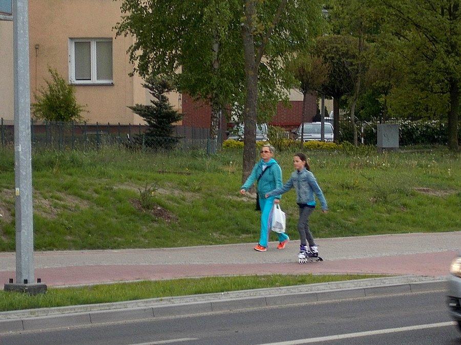 Rolkarka na drodze rowerowej