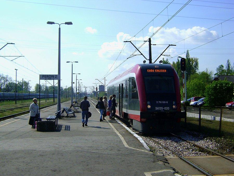 SA135-020 jako pociąg z Opoczna do Łodzi Kaliskiej wjechał na stację Tomaszów Maz