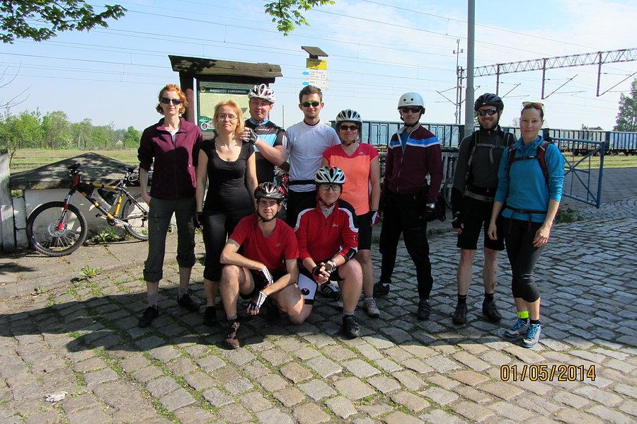Kamieniec Ząbkowicki - grupowe zdjęcie pod PKP