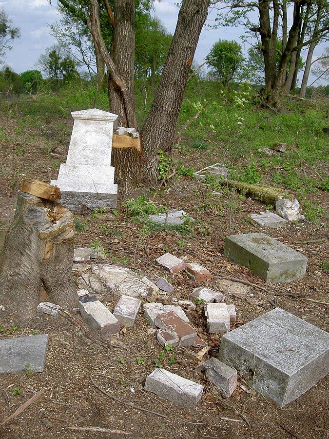 Klucznik pozodtałości cmentarza przy drugim kościele
