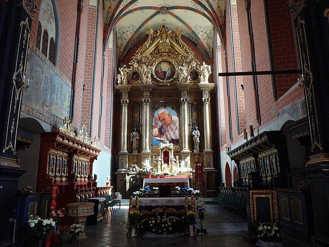 Widok na ołtarz główny w kościele pw. Wniebowzięcia Najświętszej Maryi Panny w Chełmnie