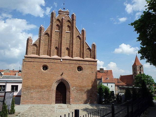 Kaplica pw. św. Marcina, a w oddali kościół pw. Ducha św. w Chełmnie