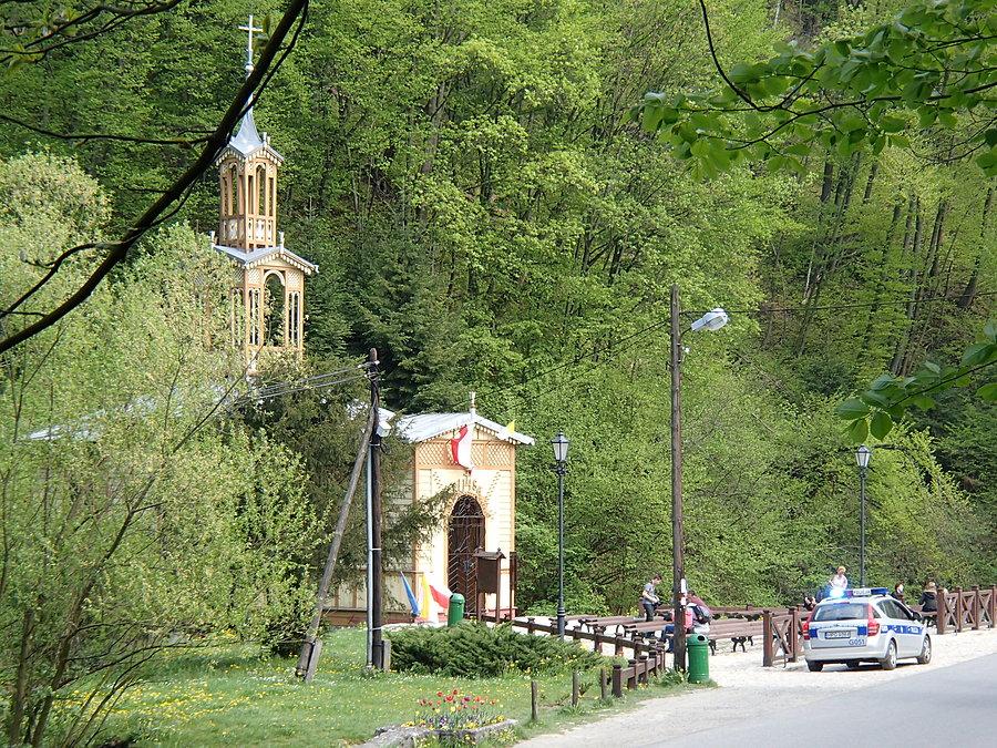 Policja przy kapliczce