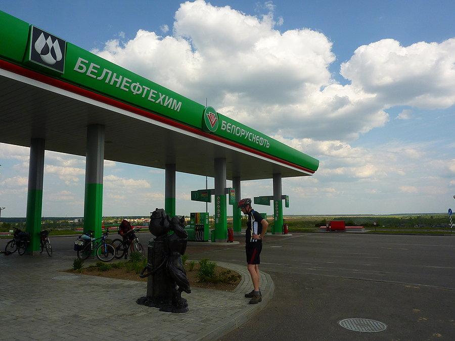 Na stacjach benzunowych można zatankować ON lub benzynkę 95 i 92. Czasem gaz. Na prawie każdej stacji przyjmują płatność w rublach białoruskich, rosyjskich, dolarach i euro