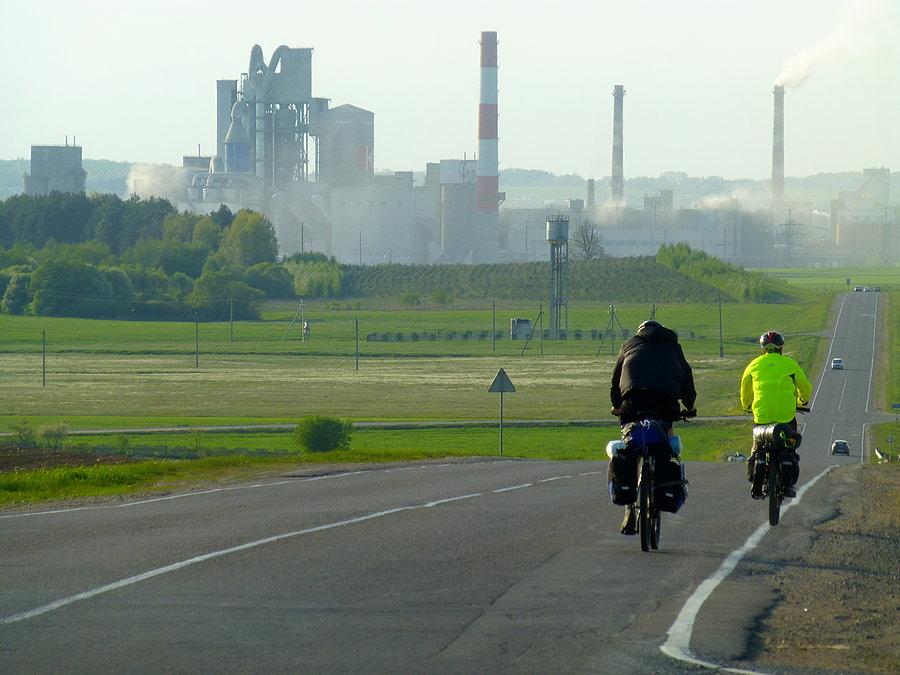 Drogi są puste, kominy produkują spaliny. Ot, tak właśnie wygląda Białoruś