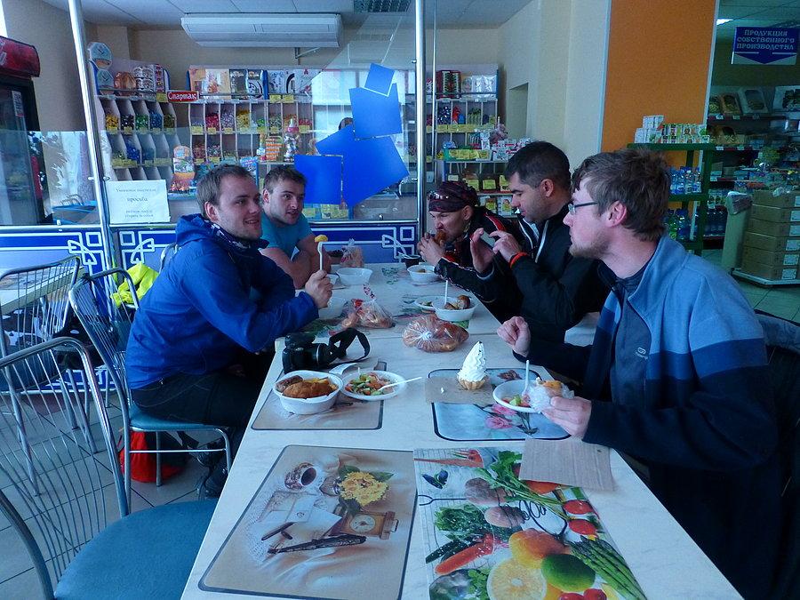Drugie śniadanie jemy w lokalnym Bistro-Caffe-Bufecie