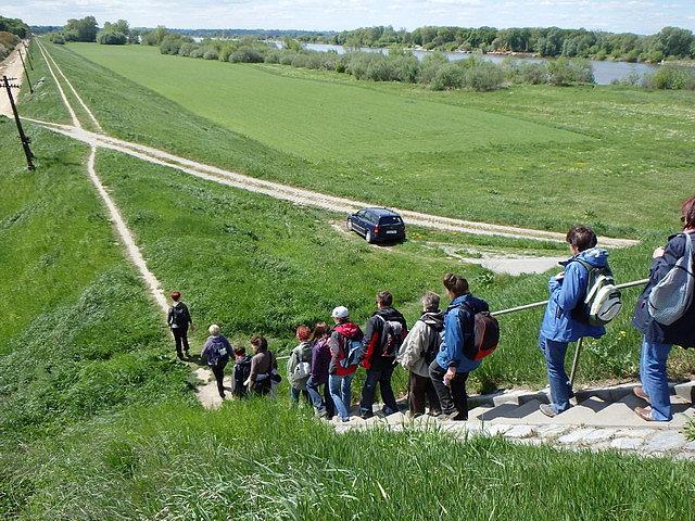 Schodzimy z mostu na Wisle i dalej wałem przeciwpowodziowym