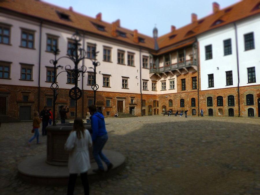 Dziedziniec zamkowy. Mir