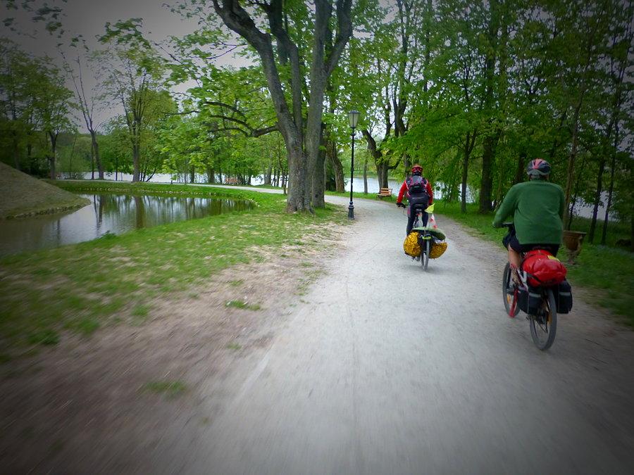 Otoczony fosą, jeziorami i parkiem