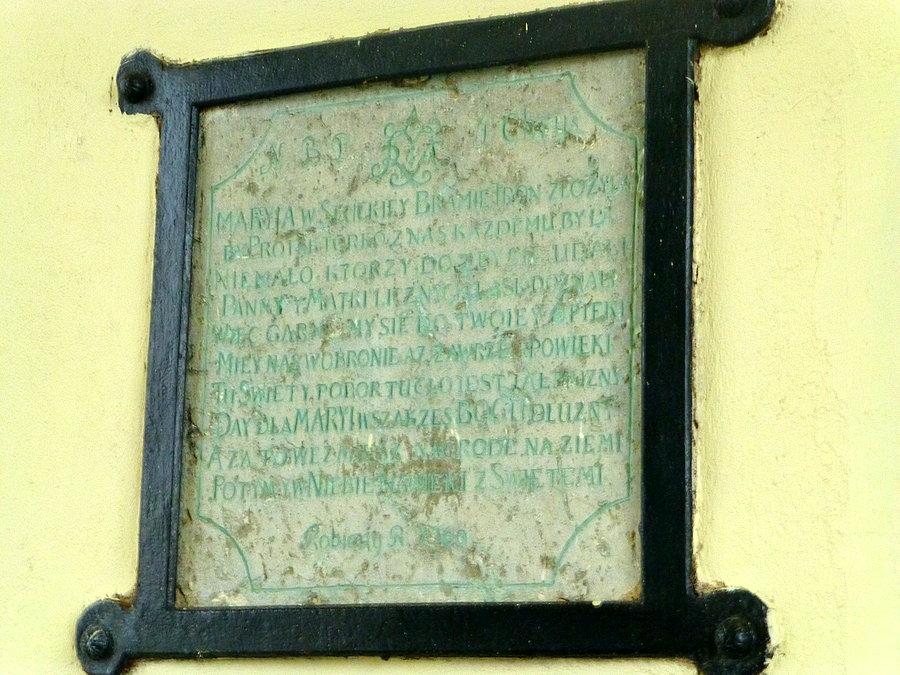 Polskojęzyczna tablica wmurowana w bramę (1700 r.?)