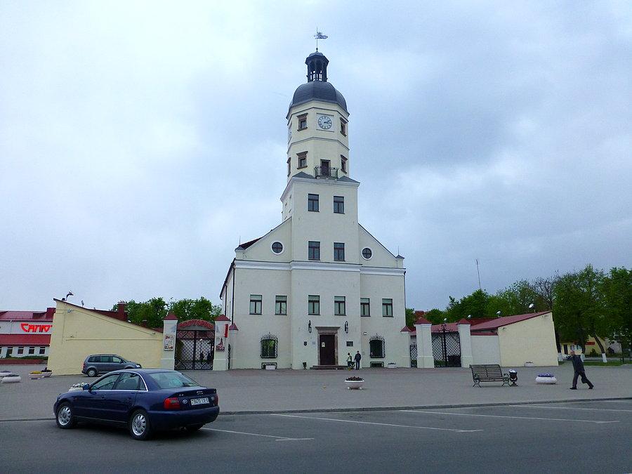 Ratusz w Nieświeżu (1569 r.) otoczony sukiennicami