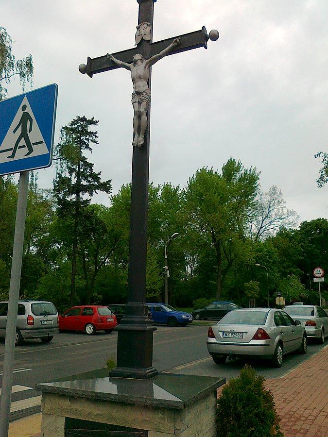 Pamiątkowy krzyż przy Poznańskiej w Ożarowie