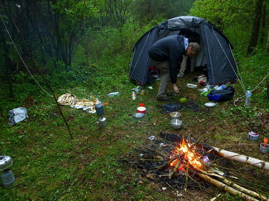 Pobudka. Tak zimno, że nie chce się wystawiać głowy ze śpiwora. Wilgoć po wczorajszym deszczu dodatkowo potęguje uczucie chłodu