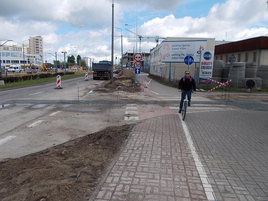 Prace drogowe w obrębie ddr-ki. Ciekawe jaki będzie efekt końcowy?