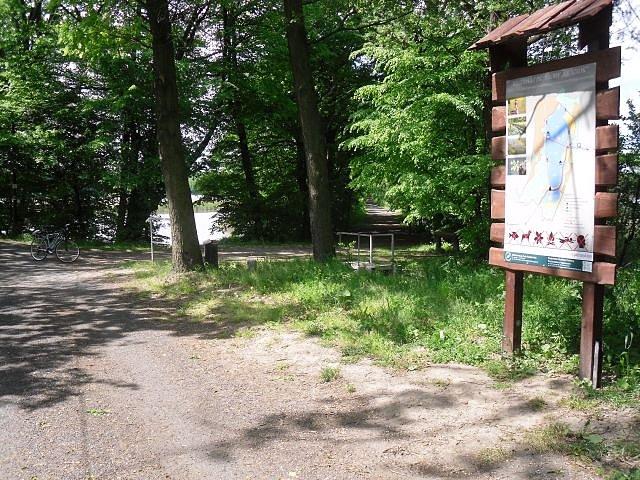 Widok na groblę między stawami Salm Duży z prawej i Babiczok Północny z lewej