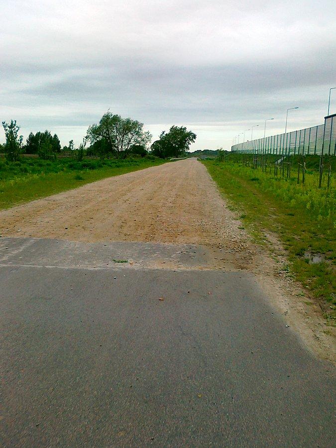 Tu zabrakło asfaltu? :)
