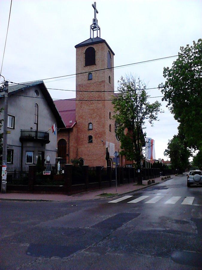 Współczesny, ale ładny kościół w Regułach