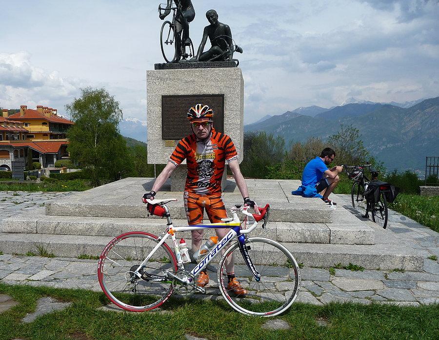 Madonna del Ghisallo Tour z Locarno - przed pomnikiem kolarzy
