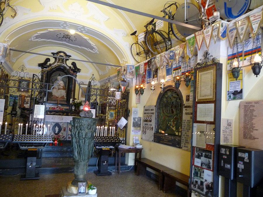 Madonna del Ghisallo Tour z Locarno - wnętrze kościółka patronki kolarzy