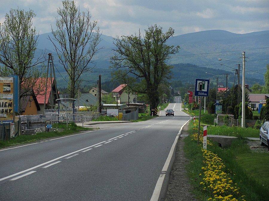 Stacja benzynowa z widokiem na Babią i Policę