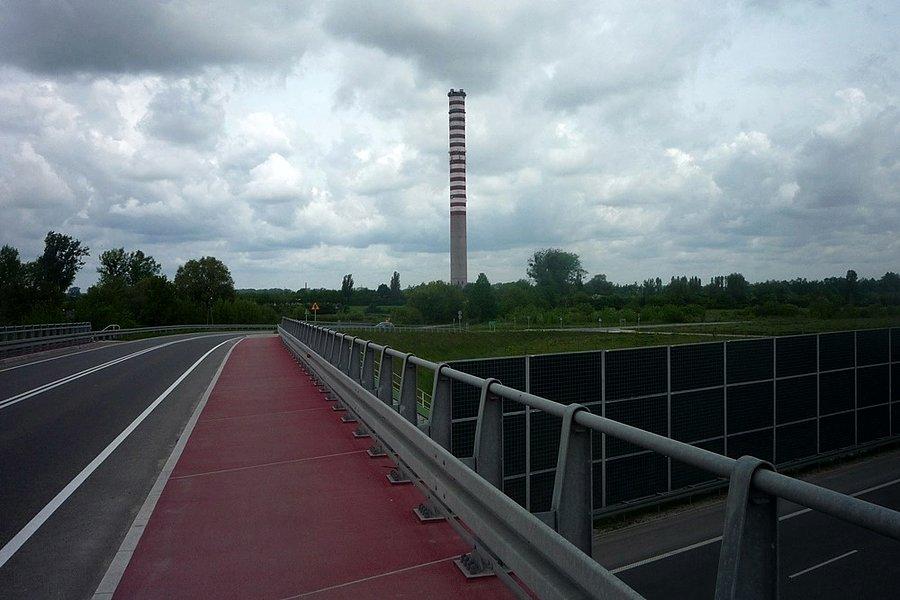Komin elektrociepłowni Pruszków II widoczny z nad autostrady A2