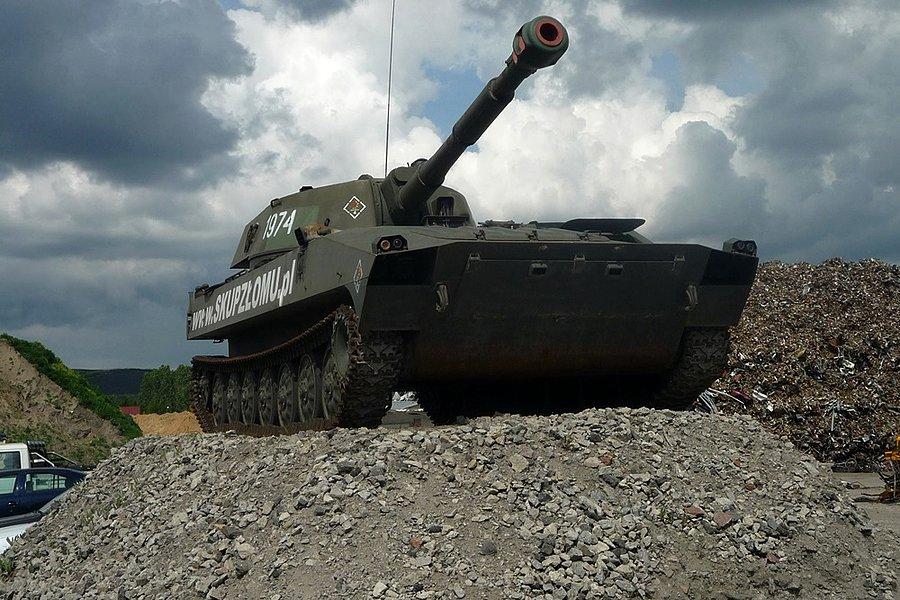 Czołg przed skupem złomu w Pruszkowie