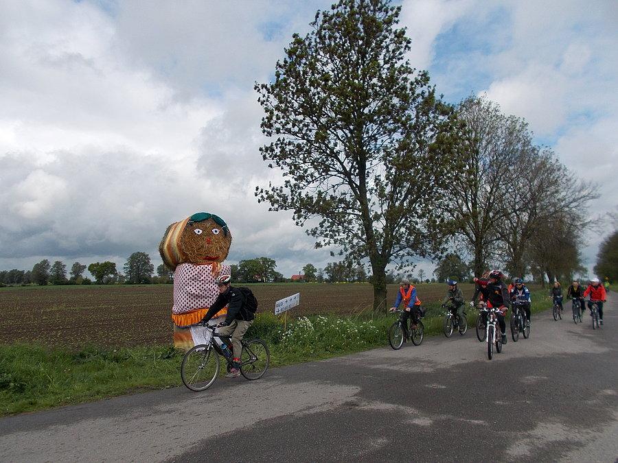 Rowerowy zawrót głowy pędzi obok baby