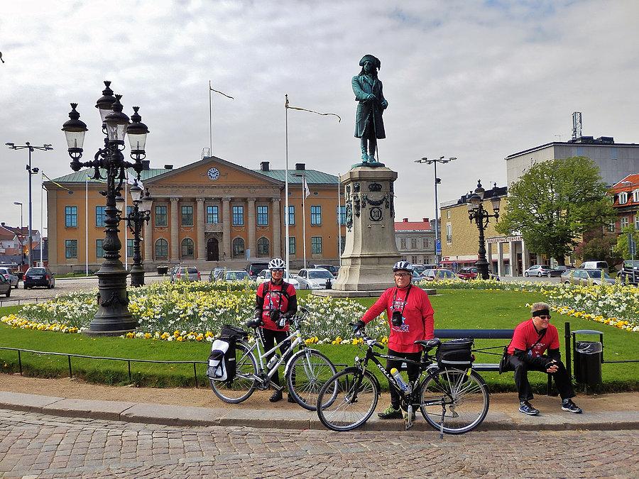 Rowerowy Potop-Karlskrona w Szwecji.Wielki rynek,ścisłe centrum miasta.Pomnik założyciela miasta- króla Karola XI