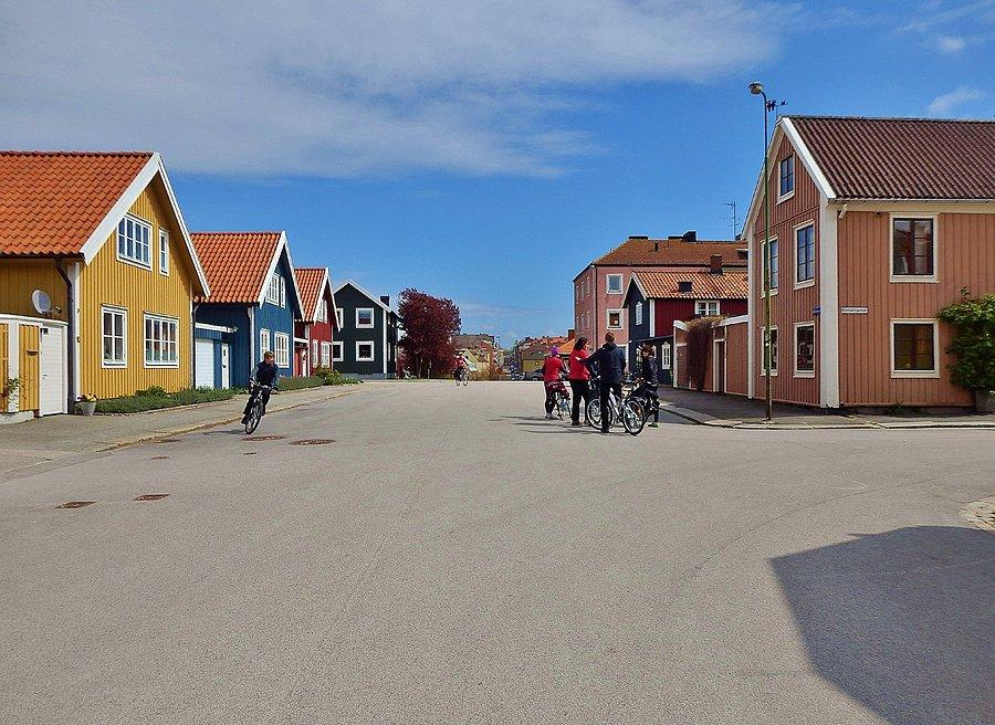Rowerowy Potop-Karlskrona w Szwecji. Malownicza dzielnica drewnianych domków-Bjorkholmen