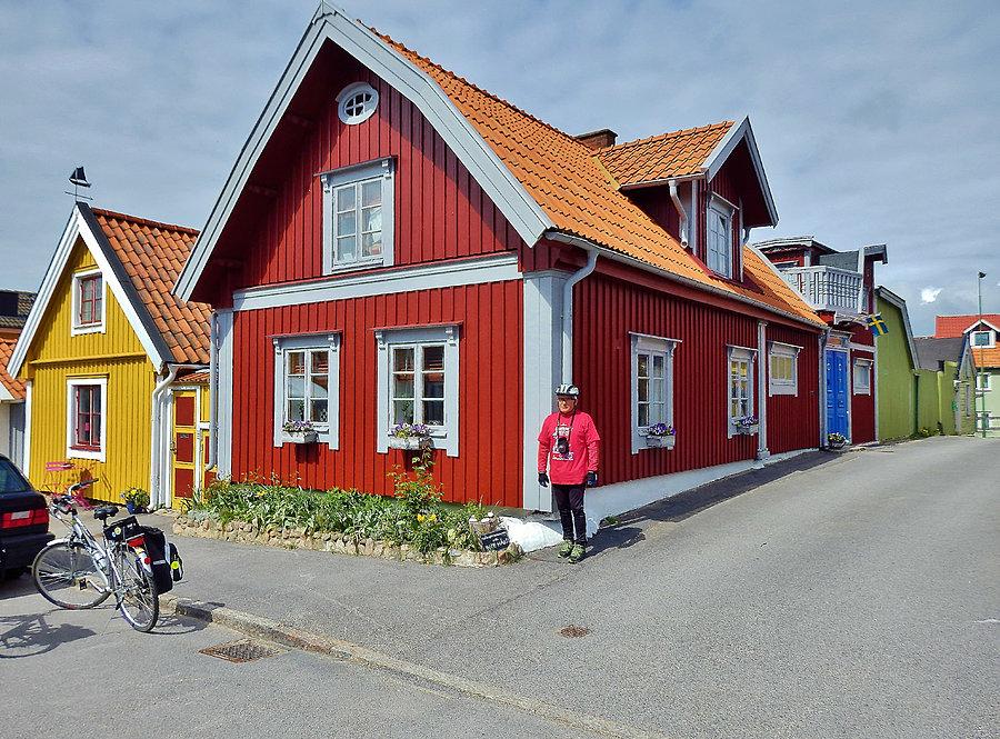 Rowerowy Potop-Karlskrona w Szwecji. Malownicza dzielnica drewnianych domków-Bjorkholmen