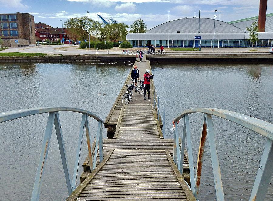 Rowerowy Potop-Karlskrona w Szwecji.Malowniczy mostek pomiędzy wyspami archipelagu szkierowego