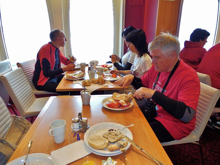 Rowerowy Potop-Karlskrona w Szwecji.Na promie. Śniadanie