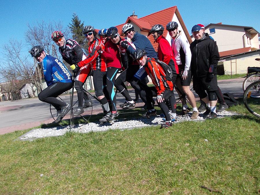 Grupowa fotka w Markuszowie podczas powrotu z nad Jeziora Rejowiec