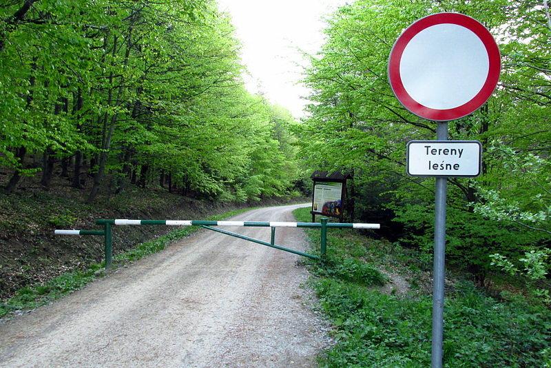 Zakaz ruchu przy wjeździe do parku
